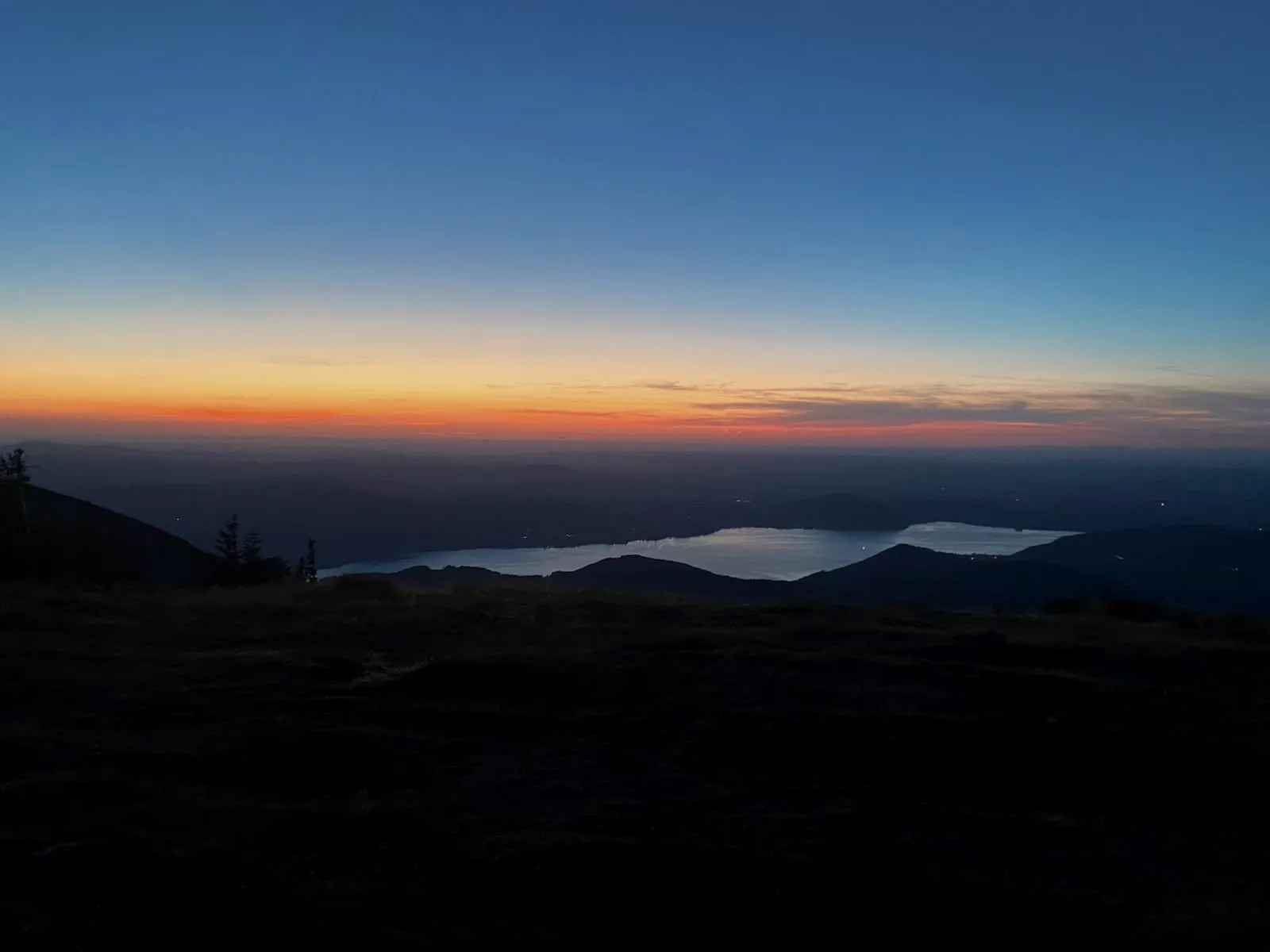 Der See unter dem letzten Licht, vom Gipfel aus nach Nordwesten