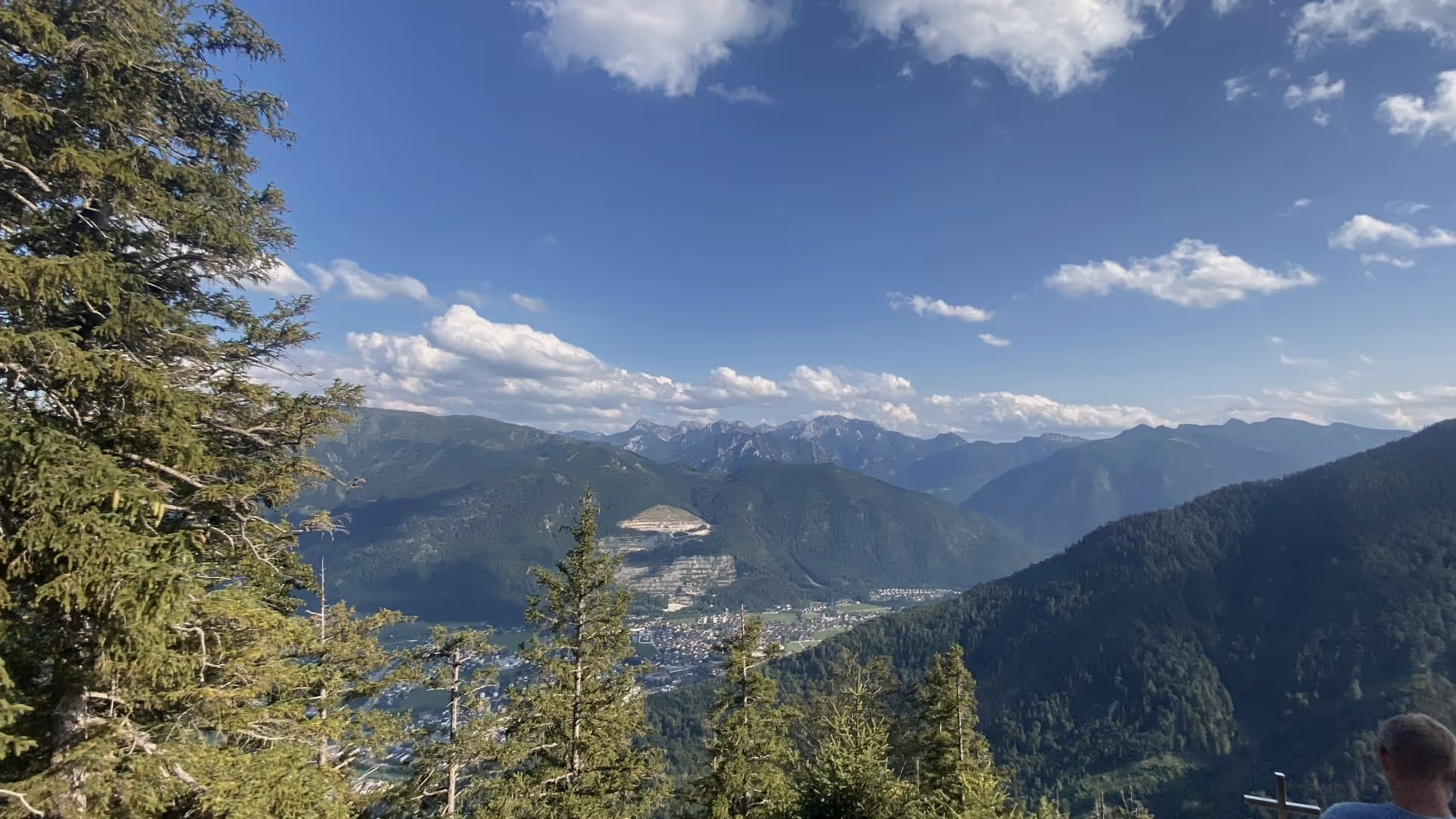Vista desde el Brenntenkogel sobre crestas boscosas hacia Ebensee, la cadena montañosa detrás