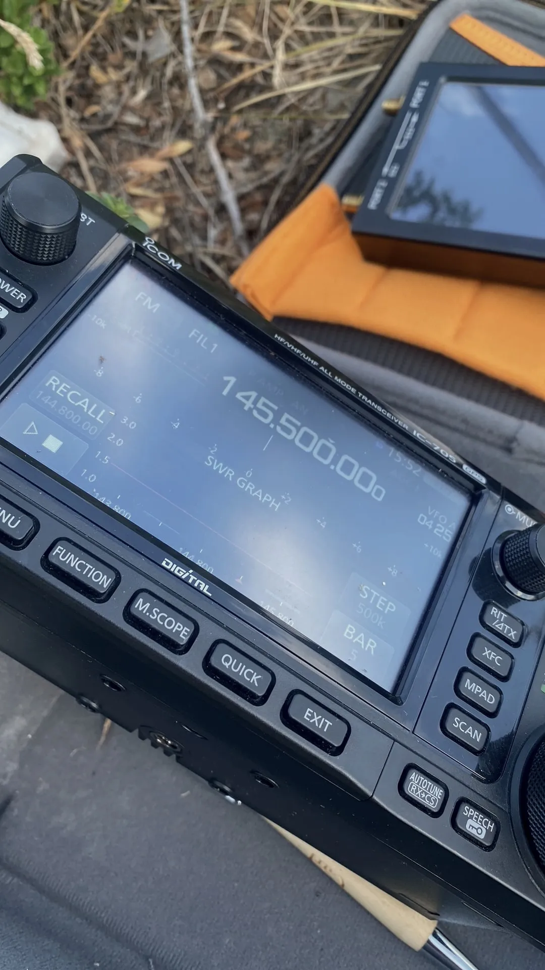 El IC-705 en 145,500 MHz FM, la curva de ROE en pantalla, junto al pequeño analizador de antenas