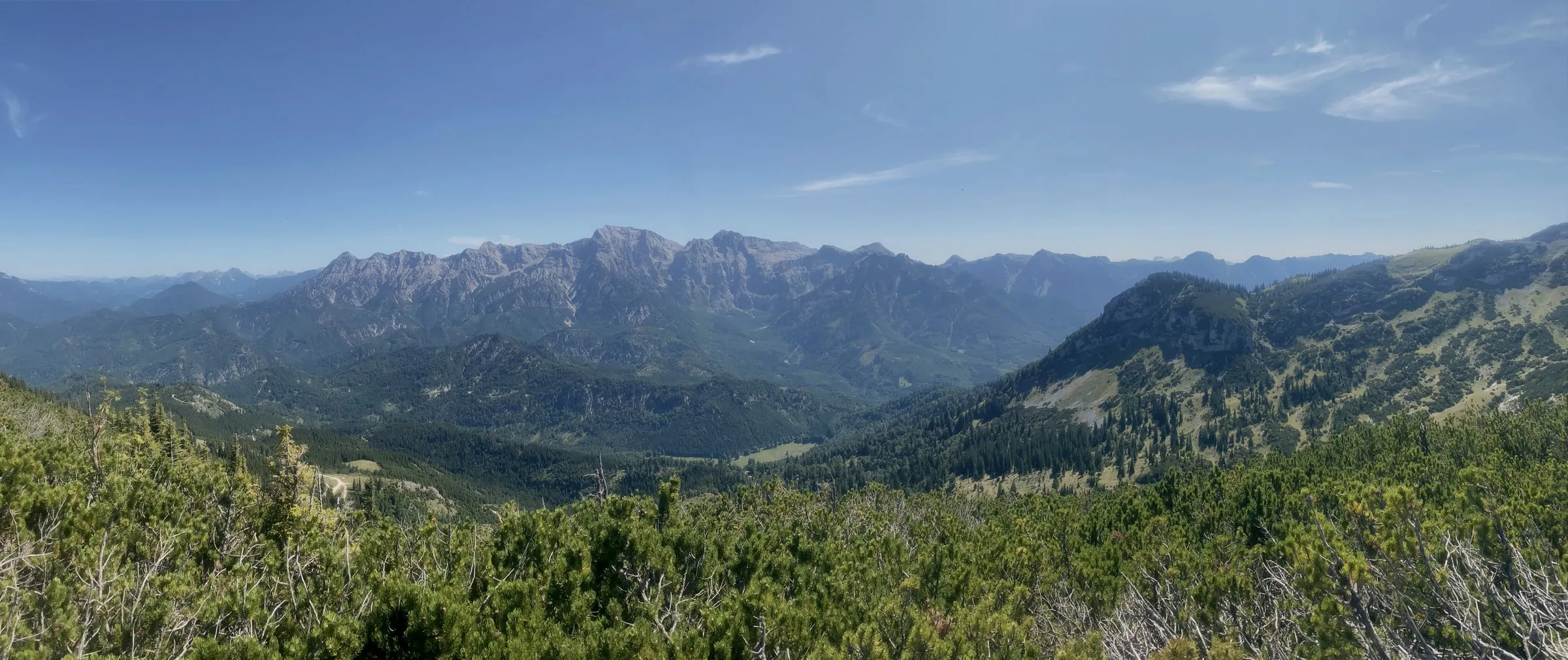 Amplia vista desde el Kasberg sobre los valles hasta el borde de los Alpes