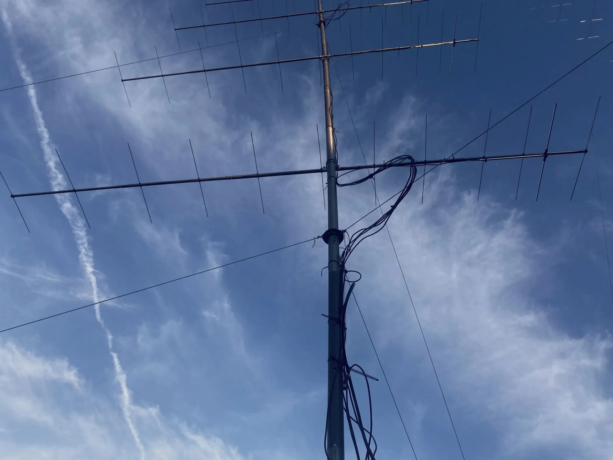 Yagis apiladas una sobre otra en el mástil, nubes veladas detrás