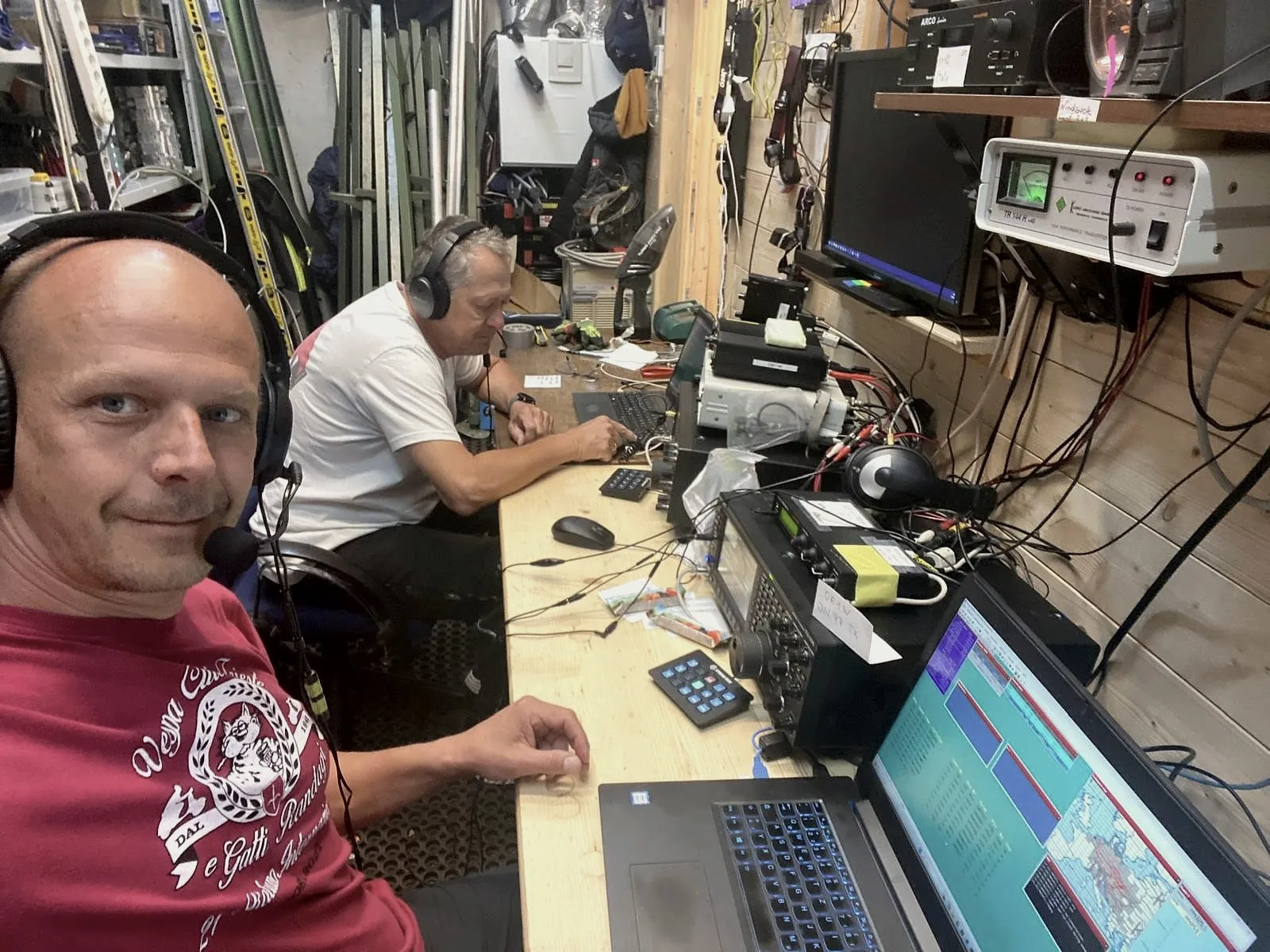 Dos operadores con auriculares en los puestos, en primer plano el portátil con el log del concurso