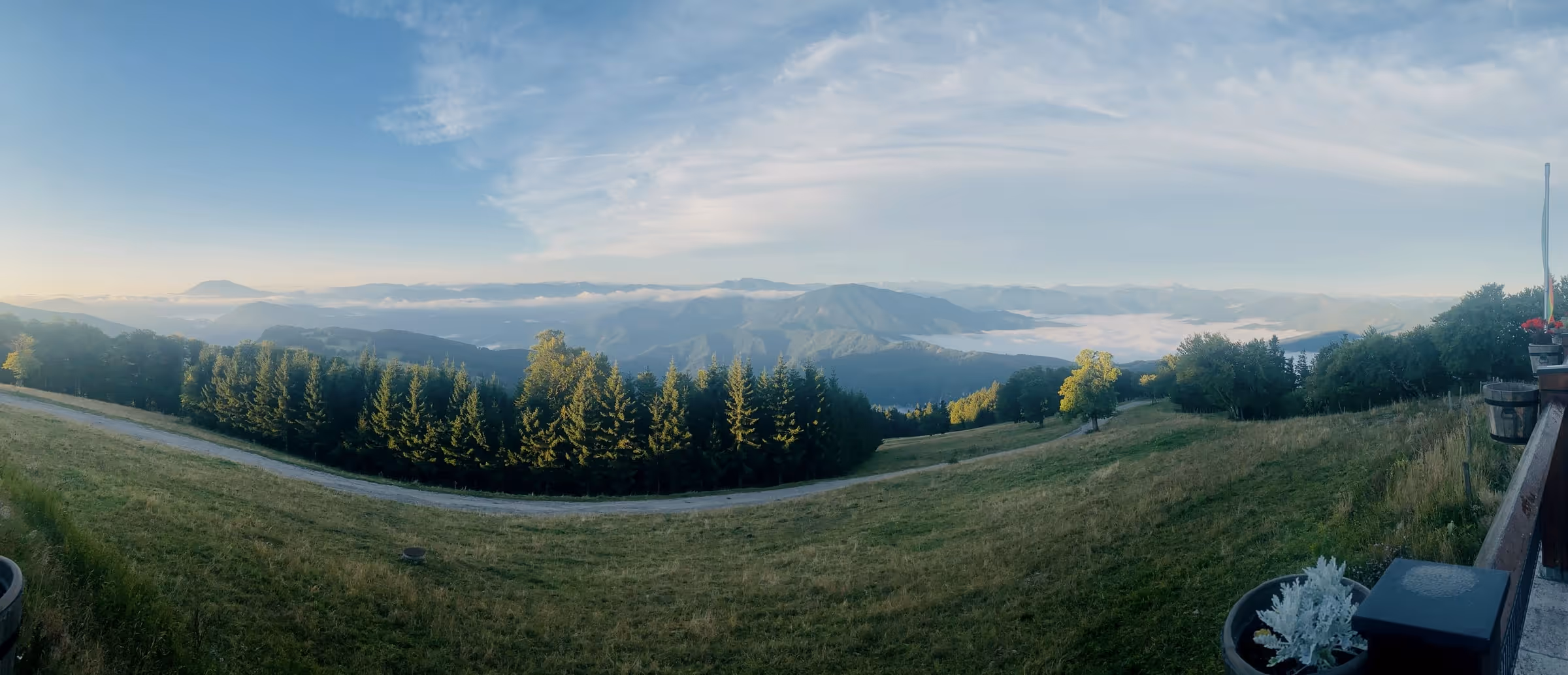 Panorama matutino desde el Muckenkogel, un mar de niebla cerrado cubre los valles