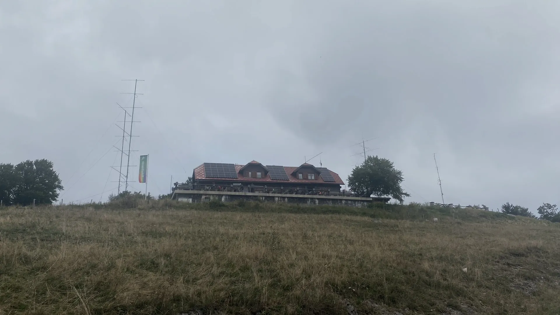 La Traisnerhütte en el Muckenkogel, rodeada de los mástiles de la estación de concurso