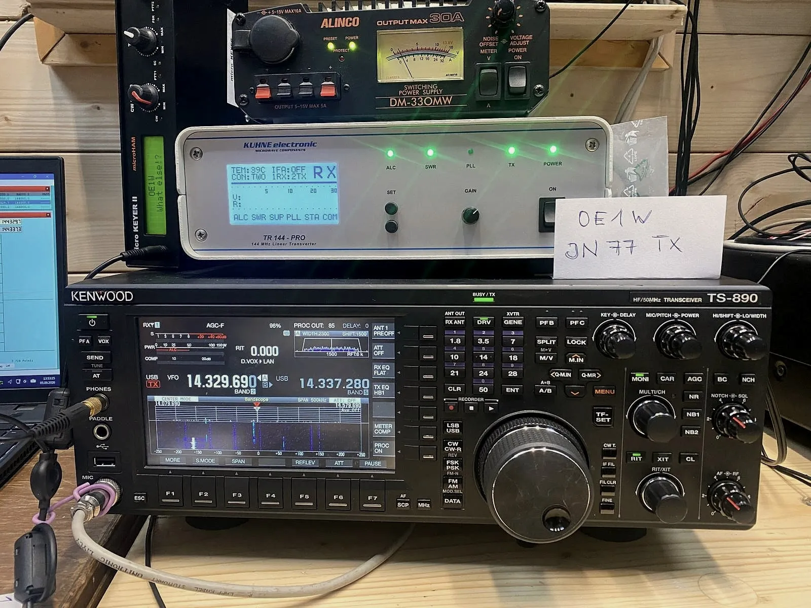 Kenwood TS-890 con el transversor Kuhne TR 144 Pro y la fuente Alinco encima, a la izquierda el microHAM micro KEYER II, a la derecha la nota con OE1W JN77TX