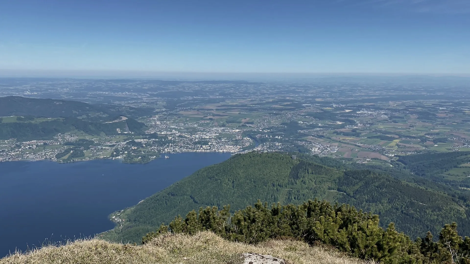 Vista desde la cumbre sobre Gmunden y el lago Traunsee hacia el antepaís alpino