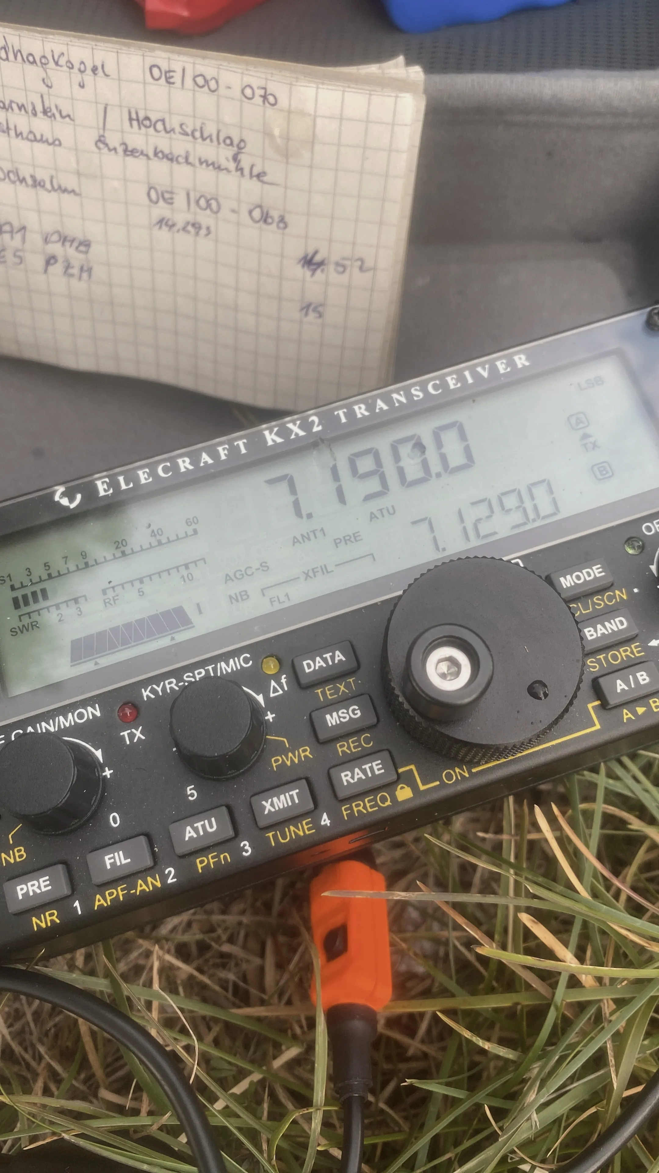 El KX2 en 7,190 MHz LSB, junto al log escrito a mano en papel